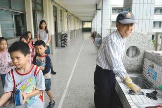 臺南阿公義務(wù)刷小學(xué)洗手臺12年孫子稱很光榮