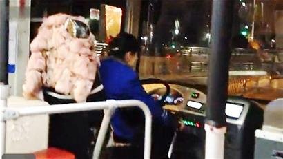 公交女司機(jī)因母親突患病開(kāi)車打電話遭罰停駕一月