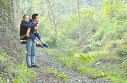17歲男孩為照顧癱瘓父親 背著爸爸上學(xué)