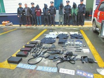 親友組團(tuán)扮警察武裝“執(zhí)法” 個(gè)子太矮被拆穿