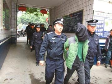 親友組團(tuán)扮警察武裝“執(zhí)法” 個(gè)子太矮被拆穿