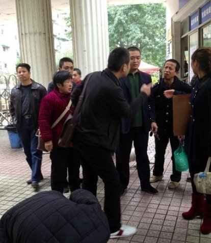 男子拒交4元停車費(fèi)怒斥保安 當(dāng)眾撕碎百元鈔票