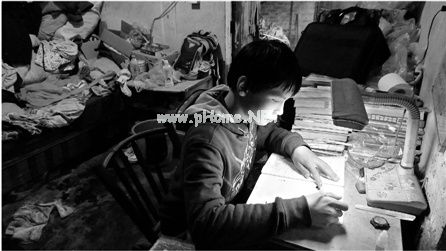 15歲少年母親出走父親去世養(yǎng)鴨子當(dāng)小伙伴(圖)