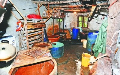 無證豆腐作坊內衛(wèi)生環(huán)境十分惡劣。記者何曉剛 攝