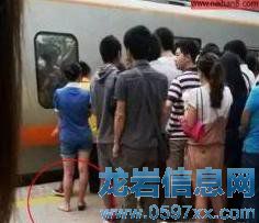擠的不是地鐵,是寂寞。關(guān)于擠地鐵的日常。