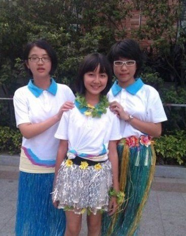 點讀機女孩與同學(xué)