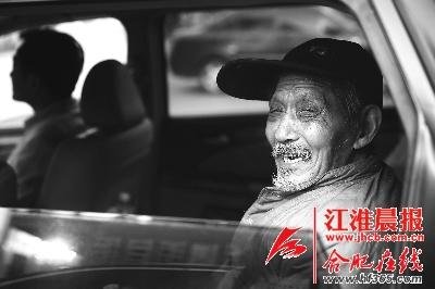 7旬老人領(lǐng)1780退休金 怕孤獨(dú)流浪街頭