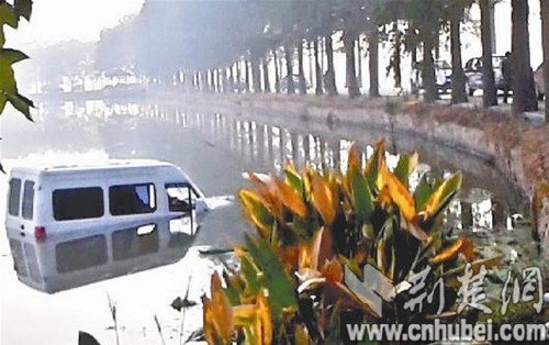 面包車剎車不及時(shí)沖進(jìn)湖泊 一對(duì)男女爬出脫險(xiǎn)