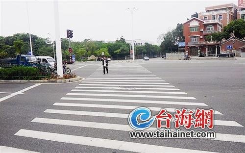 廈門一超長(zhǎng)斑馬線綠燈僅25秒 市民要“沖刺”