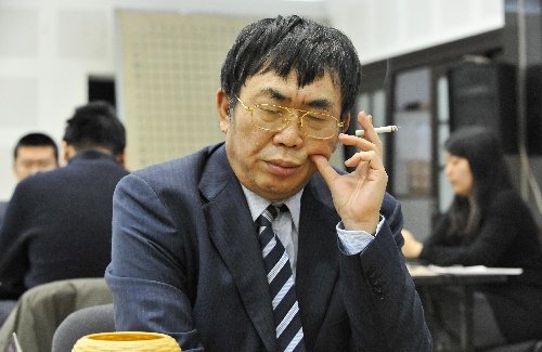 聶衛(wèi)平直腸癌術(shù)后出院 精神狀態(tài)良好漫步離開