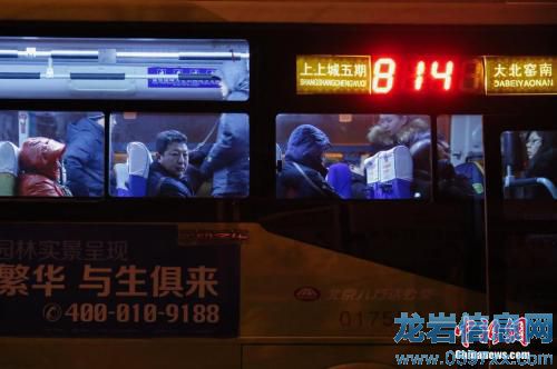 資料圖:814路城際公交連續(xù)不斷地將人們運往北京。王駿 攝