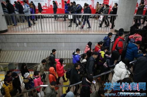 資料圖:北京地鐵一號線大望路站內(nèi)人頭攢動。王駿 攝