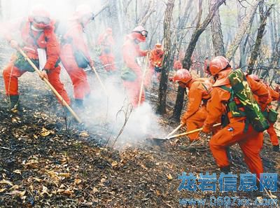 參戰(zhàn)官兵在對(duì)地下火進(jìn)行挖掘清理。