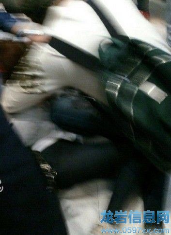 少時(shí)香港行再出事Jessica被保安猛推撞欄桿