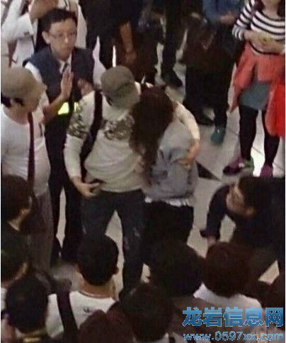 少時(shí)香港行再出事Jessica被保安猛推撞欄桿